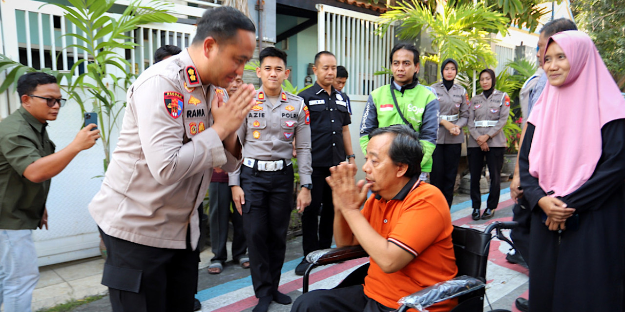 Kapolres Gresik AKBP Ramadhan Nasution saat memberikan bantuan kursi roda dan modal usaha kepada Hasim (54), seorang pengemudii ojel online (ojol) yang belum dapat kembali bekerja setelah mengalami kecelakaan. (Foto: Humas Polres Gresik)