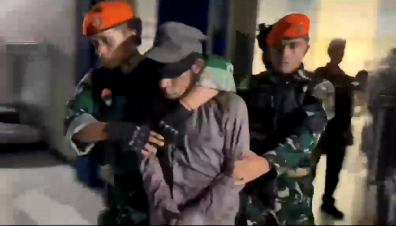 Tim gabungan TNI-Polri membekuk anggota TPNPB-OPM Abdun Kisamdu di Bandara Dekai, Yahukimo, saat hendak membeli senjata api. (Foto/Tangkapan layar)