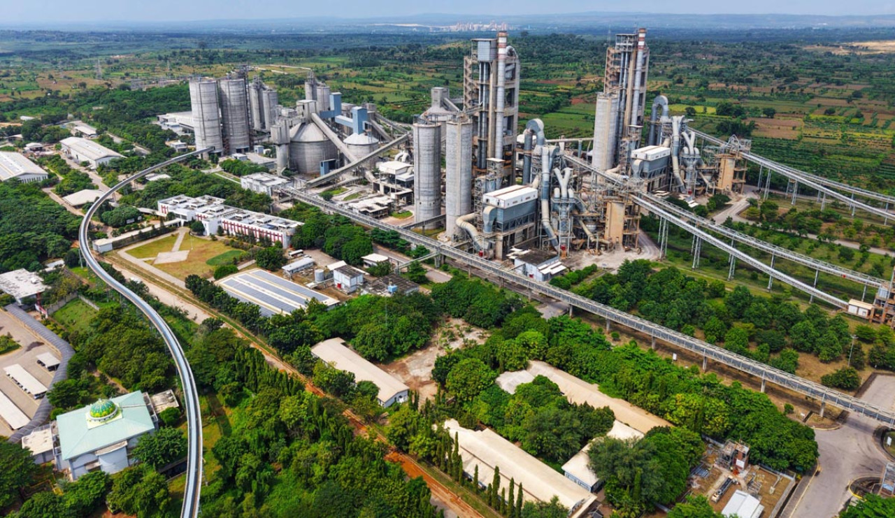 Pabrik semen terintegrasi milik SIG Group di Tuban, Jawa Timur. Perseroan mencatat penjualan semen 18,28 juta ton dan laba Rp228 miliar pada semester I 2026. (Foto: SIG for jatimnow.com)