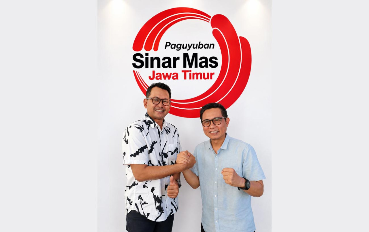 Dodik Ariyanto (kanan) jabat tangan dengan Sasongko Adhi Widodo. (Foto: Paguyuban Sinar Mas for jatimnow.com)