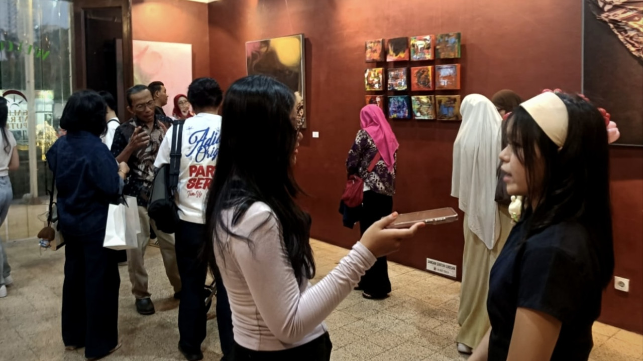 Suasana pembukaan pameran tunggal Malya Sasmaya, bertajuk "Dialog Batik Madura" di Galeri Merah Putih, Balai Pemuda Surabaya. (Foto: Sanggar Daun for jatimnow.com)