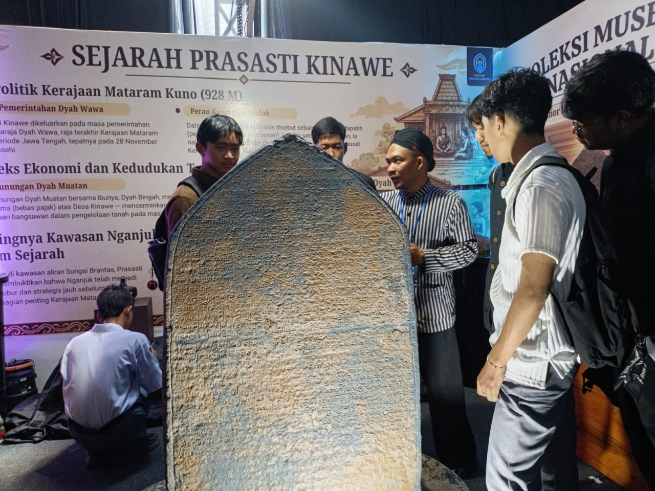 Pengunjung mendapat penjelasan dari penjaga stand di pameran museum temporer Tulungagung. (Foto: Bramanta/jatimnow.com)