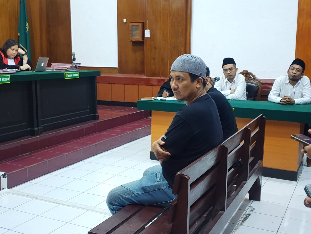 Dua saksi kepolisian saat memberikan keterangan di Pengadilan Negeri Surabaya. (Foto: Sujianto/jatimnow.com)