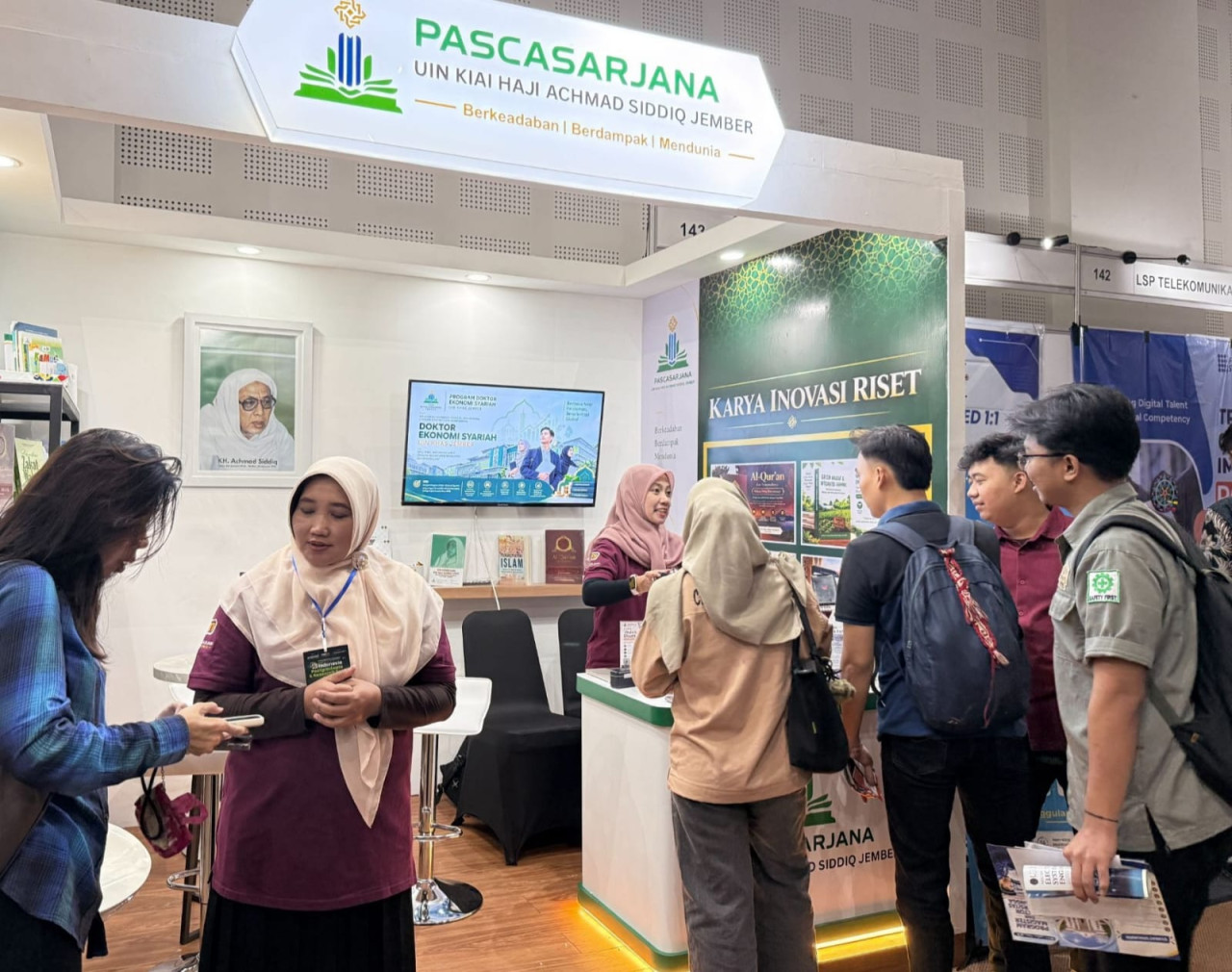 Booth Pascasarjana UIN KHAS Jember di Balai Kartini Jakarta. (Foto: Humas UIN KHAS/jatimnow.com)