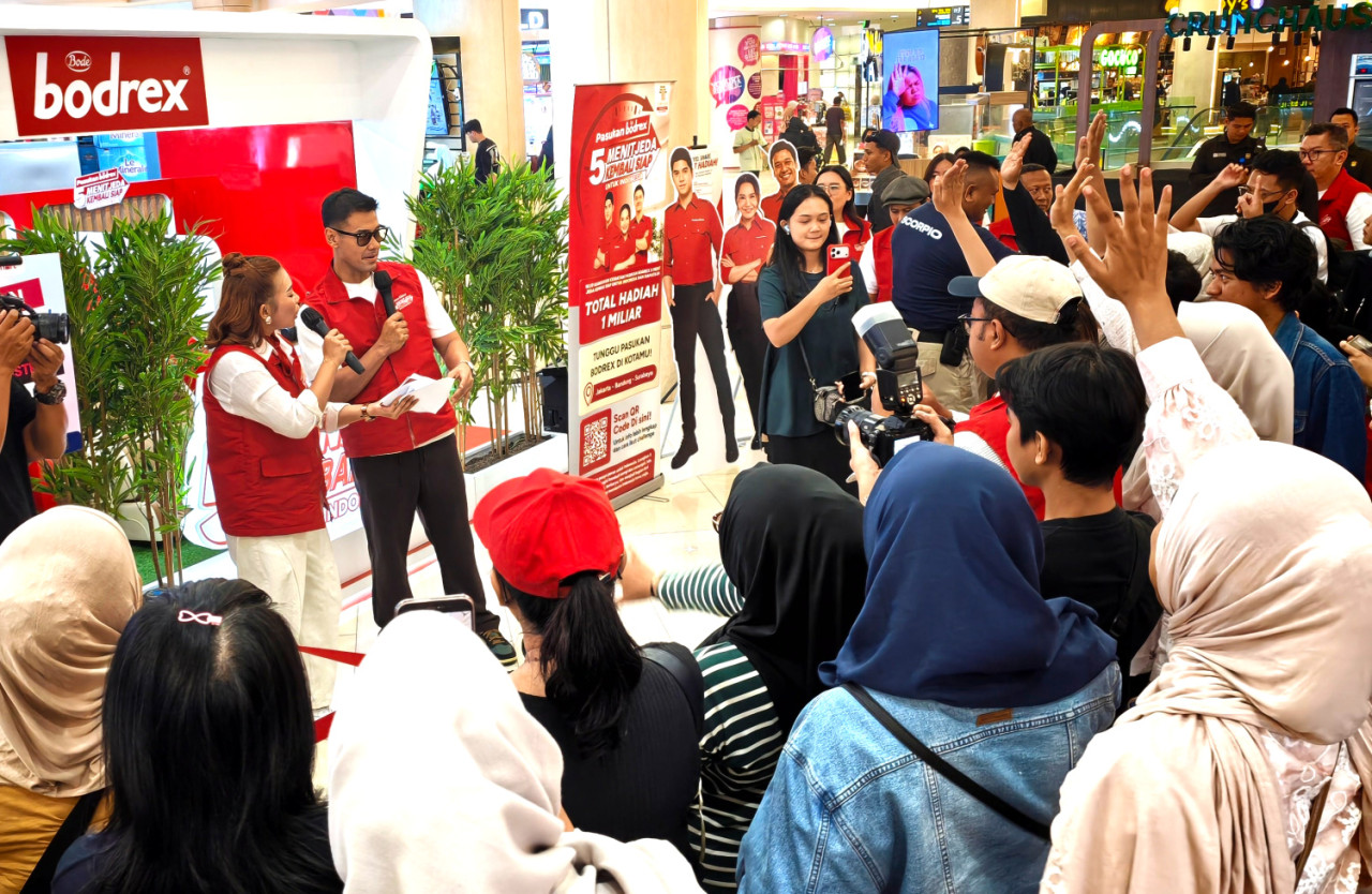 Brand Ambassador bodrex, Chicco Jerikho, menyapa penggemar di Tunjungan Plaza Surabaya, Sabtu (19/9/2026). (Foto: Ali Masduki/jatimnow.com)