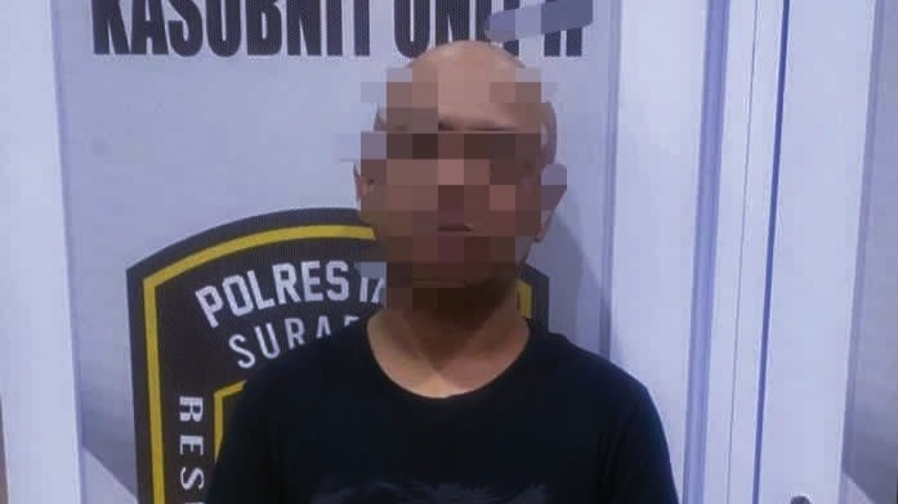 Pelaku pencabulan anak tiri di Surabaya. (Foto: Sujianto/jatimnow.com)