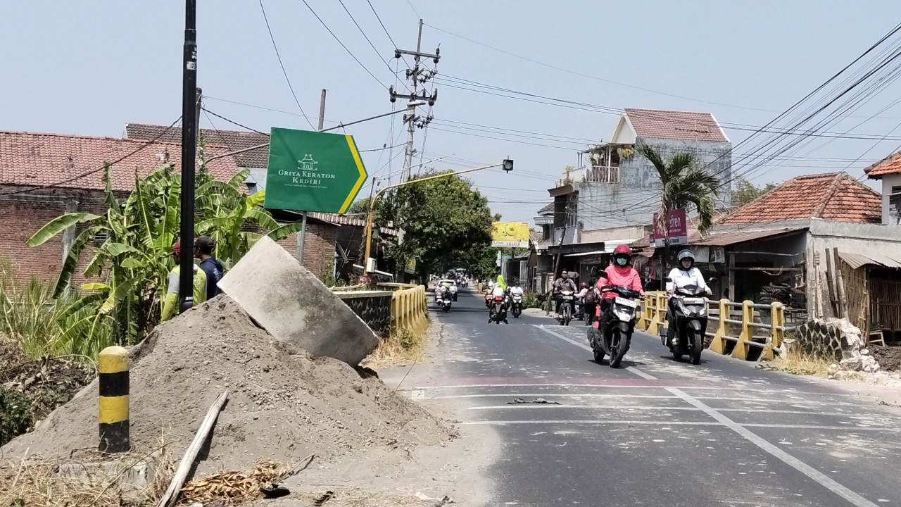 Aktivitas pelebaran Jembatan Sobo di ruas Jalan Katang-Sobo, Dusun Sobo, Desa Nambaan, Kecamatan Ngasem, Kabupaten Kediri. (Foto: Nanik for jatimnow.com)