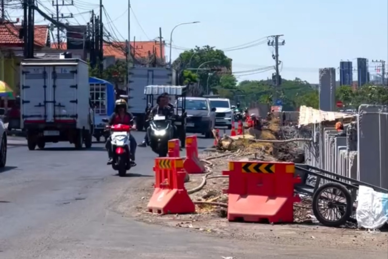 Pelebaran Jalan Wiyung - Menganti (dok.jatimnow.com)