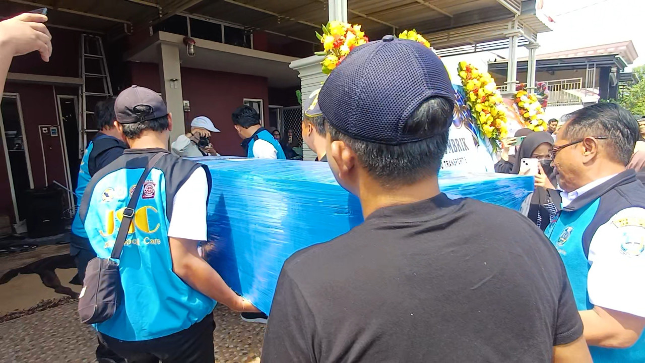 Jenazah korban kecelakaan kapal KM Virgo asal Lamongan saat tiba di rumah duka. (Foto: Adyad Ammy Iffansah/jatimnow.com)