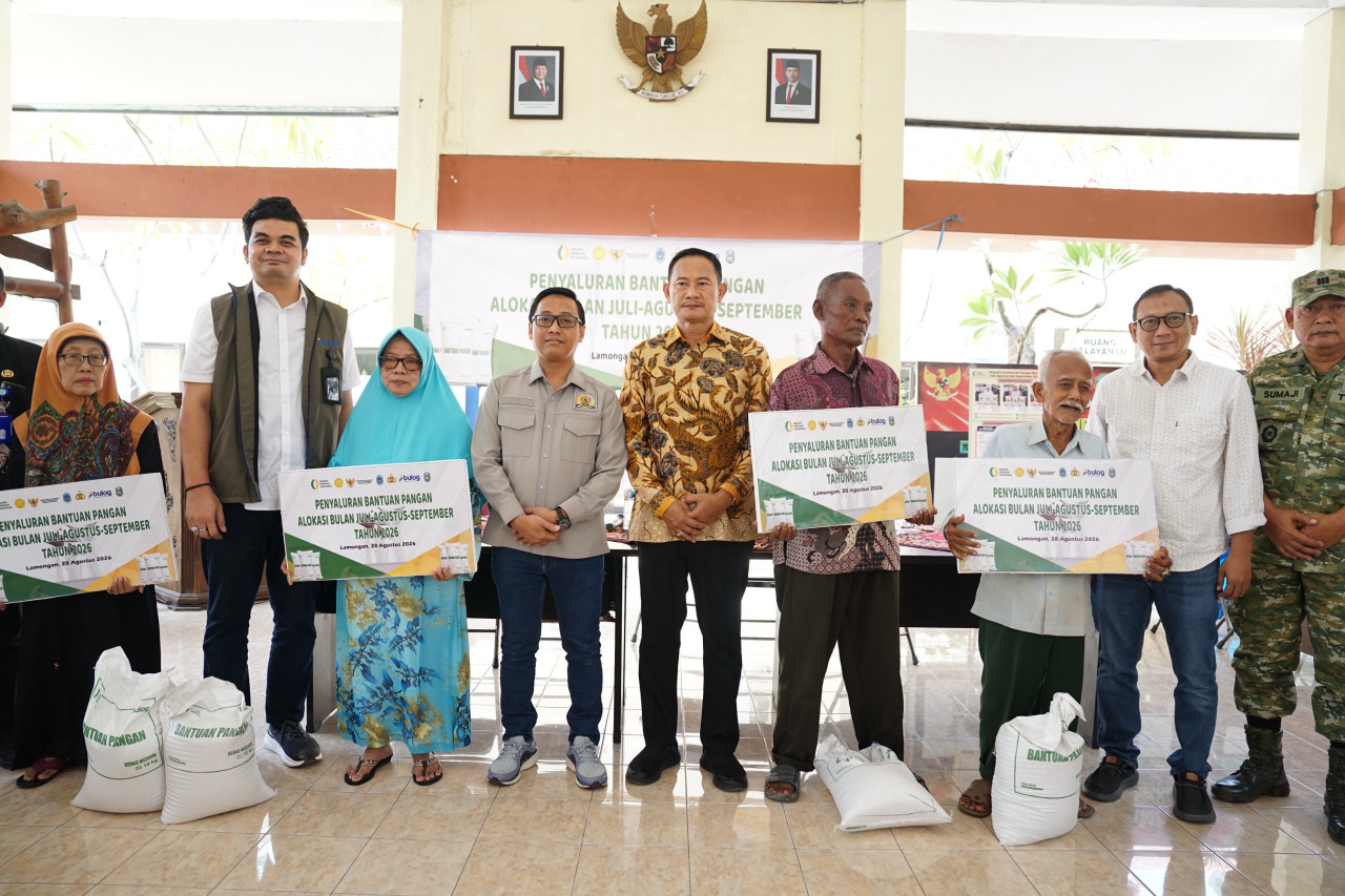 Penyaluran bansos pangan oleh Bupati Lamongan Yuhronur Efendi didampingi DPR RI Dapil X Lamongan-Gresik Ahmad Labib. (Foto: Humas Pemkab Lamongan for jatimnow.com)