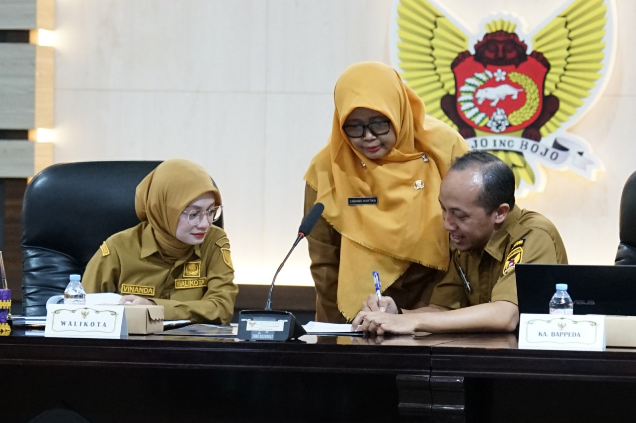 Wali Kota Kediri Vinanda Prameswati menandatangani Komitmen Bersama Kepala Daerah dalam Pencegahan dan Percepatan Penurunan Stunting. (Foto: Pemkot Kediri/jatimnow.com)