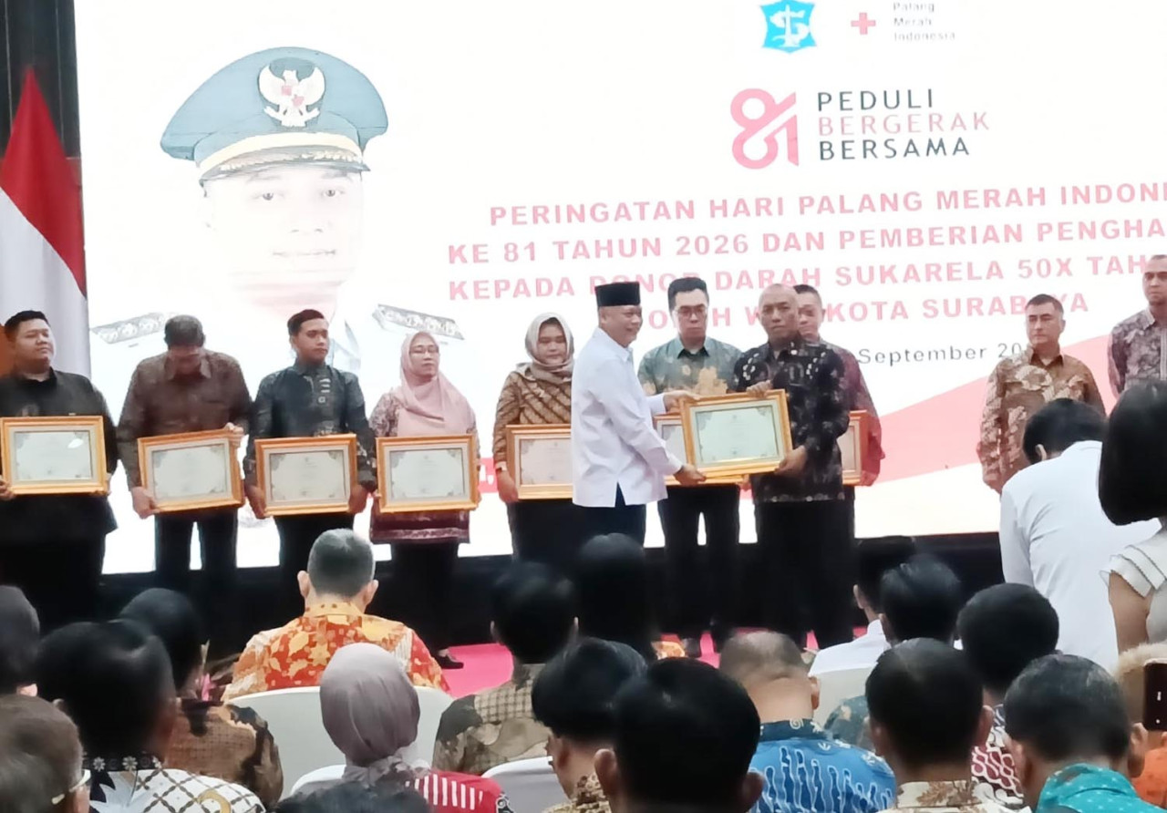 Penyerahan piagam berlangsung di Graha Sawunggaling, Kamis (17/9/2026). (Foto: Humas PMI for jatimnow.com)