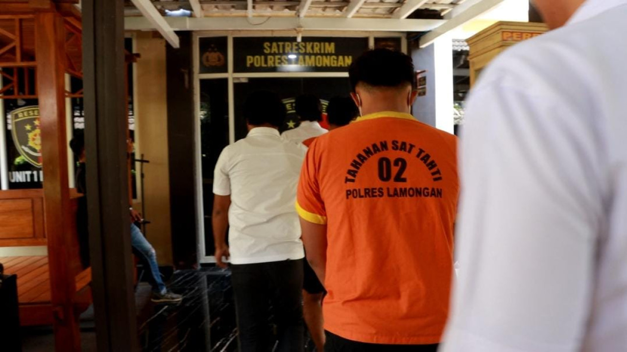 Kedua terduga pelaku penganiayaan saat hendak menjalani proses penyidikan di Polres Lamongan. (Foto: Adyad Ammy Iffansah/jatimnow.com)