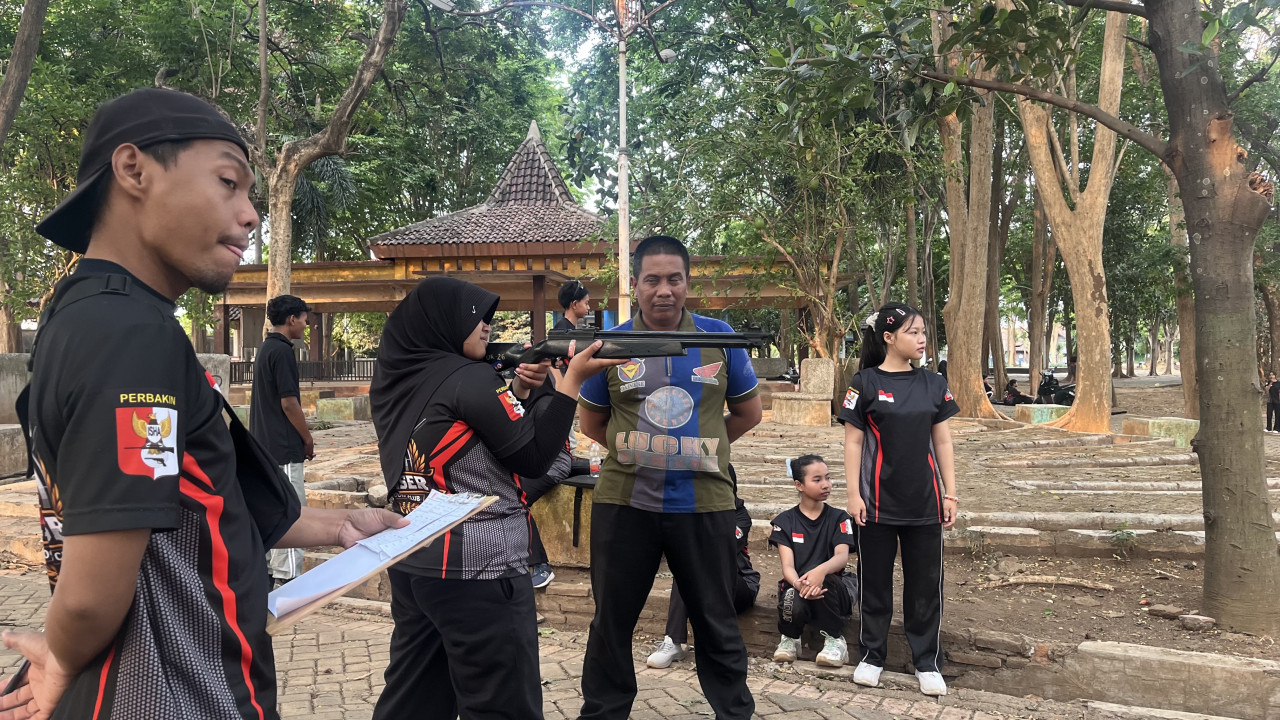 Atlet Perbakin Kota Probolinggo saat berlatih. (Foto: Ide Farid/jatimnow.com)