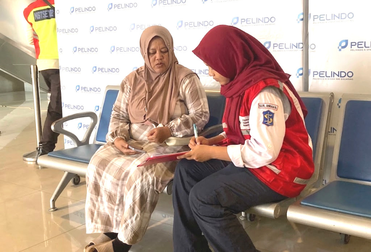 PMI Surabaya bersama tim gabungan mendampingi keluarga korban KM Virgo Transport 8 di Tanjung Perak. (Foto: PMI for jatimnow com)