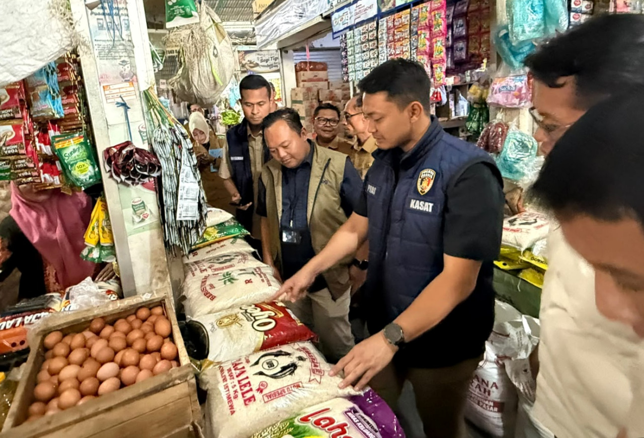 Satgas Pangan Polres Gresik saat melakukan inspeksi mendadak (sidak) di Pasar Baru Gresik. (Foto: Humas Polres Gresik)