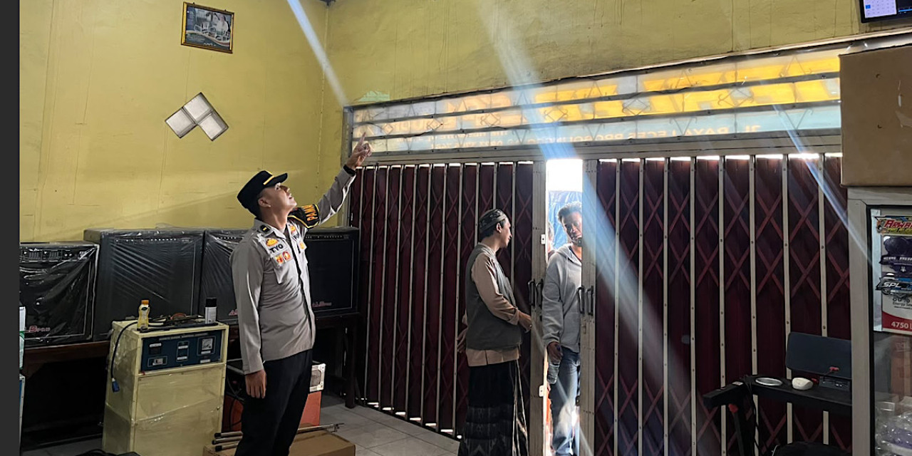 Polisi melakukan olah tempat kejadian perkara (TKP). (Foto: Polsek Leces/jatimnow.com)