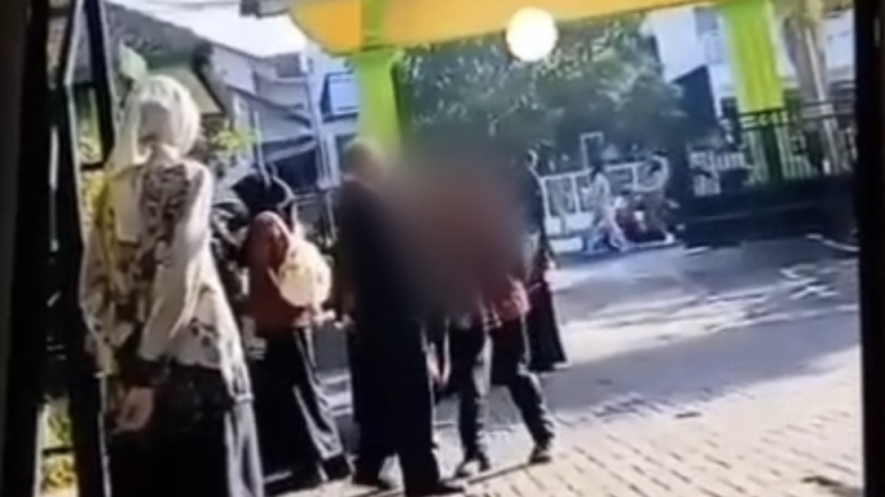 Tangkapan layar dugaan kekerasan oleh oknum kepala sekolah di Kota Malang.