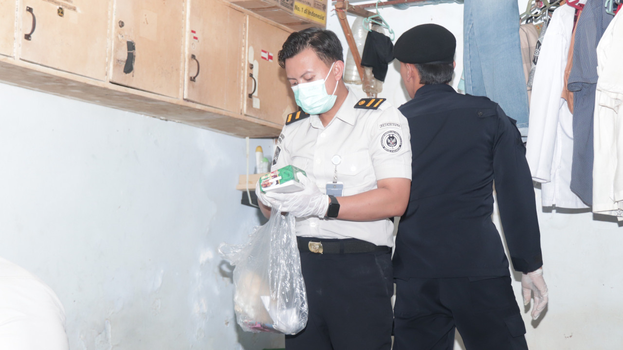Petugas saat melakukan razia di Lapas Kediri. (Foto: Lapas Kediri for jatimnow.com)
