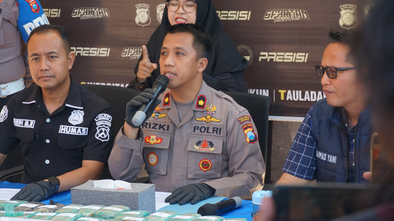Polisi Bongkar Paket Vespa Berisi 10,8 Kg Ganja di Ekspedisi Gresik