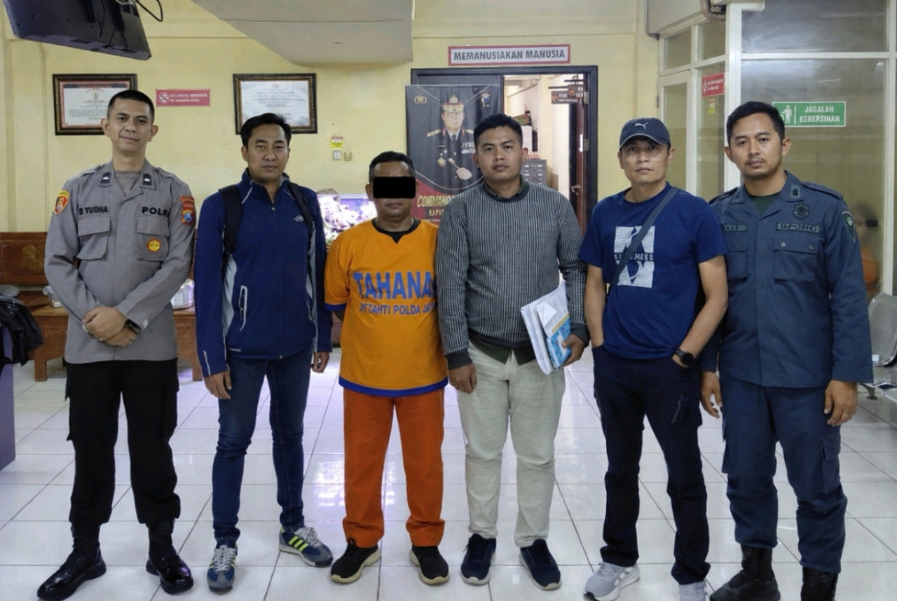 Petugas menunjukkan tersangka pengiriman 190 burung tanpa dokumen di Pelabuhan Jamrud Surabaya. (Foto/jatimnow.com)