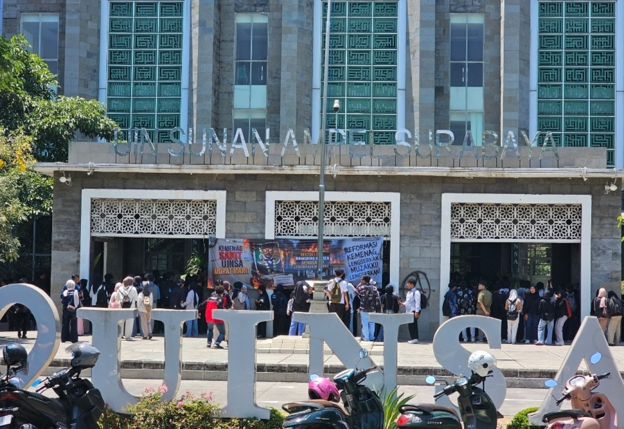 Mahasiswa mengepung Gedung Rektor (foto: Ni'am Kurniawan/jatimnow.com)