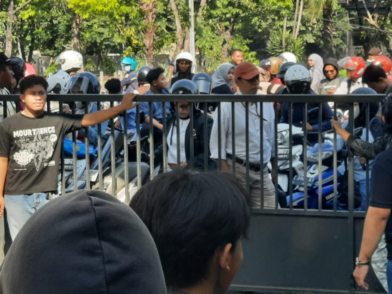 Mahasiswa UINSA menyegel kampus dalam aksi demontrasi. (Foto: Ni'am/jatimnow.com)
