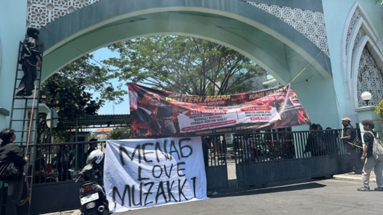 "Masih ada gerbang belakang, masih ada pintu yang bisa dilewati sehingga proses belajar mengajar itu juga masih tetap berjalan," pungkasnya. Gerbang Utama Kampus A. Yani disegel. (Foto: Fatkhur Rizky/jatimnow.com)