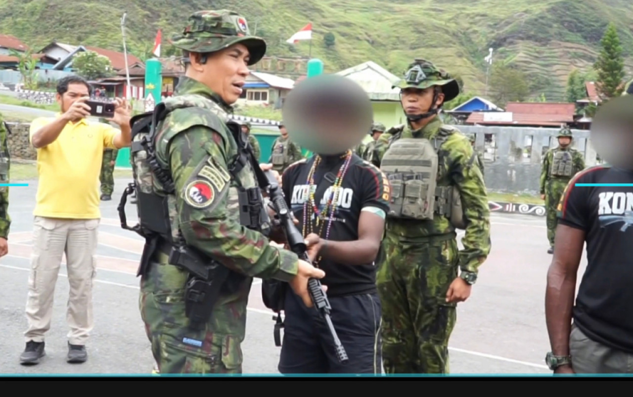 Sejumlah pimpinan dan anggota TPNPB-OPM menyerahkan 7 senjata api ke Kogabwilhan III TNI di Papua usai menyatakan ikrar setia kembali ke NKRI. (Foto: Dinas Penerangan TNI)