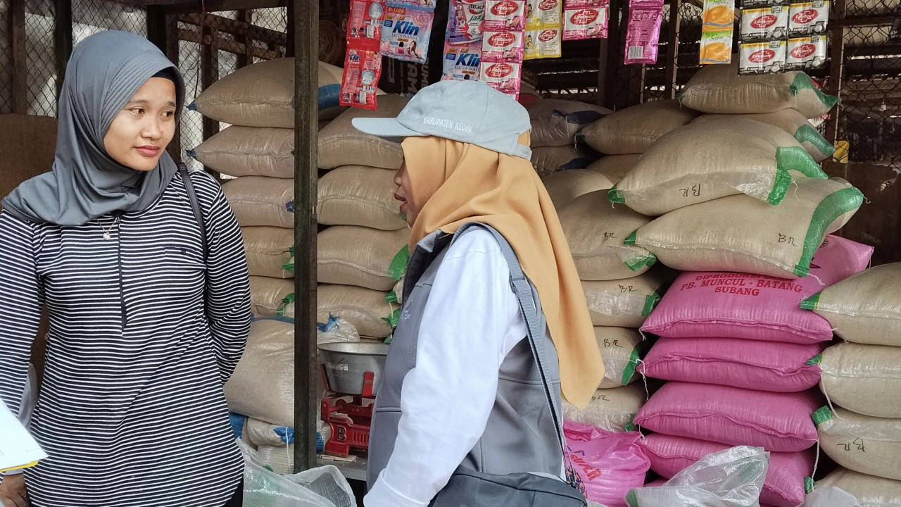 Satgas Pangan Pemerintah Kabupaten Kediri di sejumlah pasar tradisional, ritel modern, dan penggilingan beras di Pare. (Foto: Nanik for jatimnow.com)