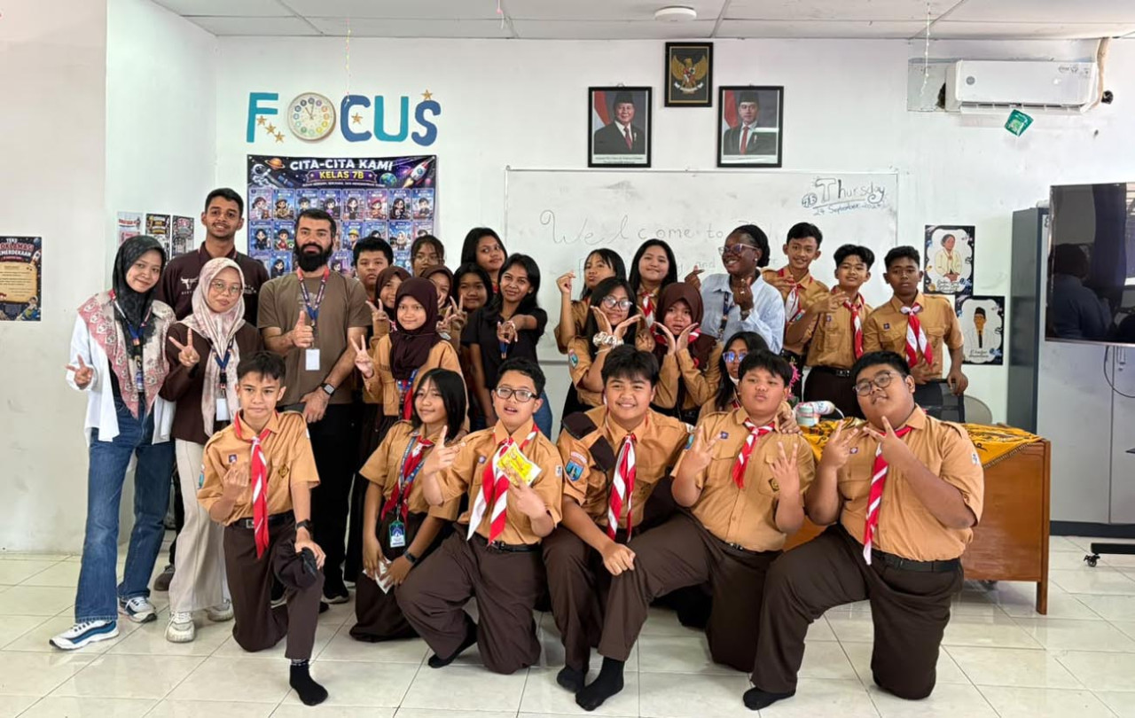 Sebanyak 90 mahasiswa asing peserta Unesa Summer Camp 2026 mengikuti kegiatan pertukaran budaya dan bahasa di SMP Labschool Unesa 3. (Foto/jatimnow.com)