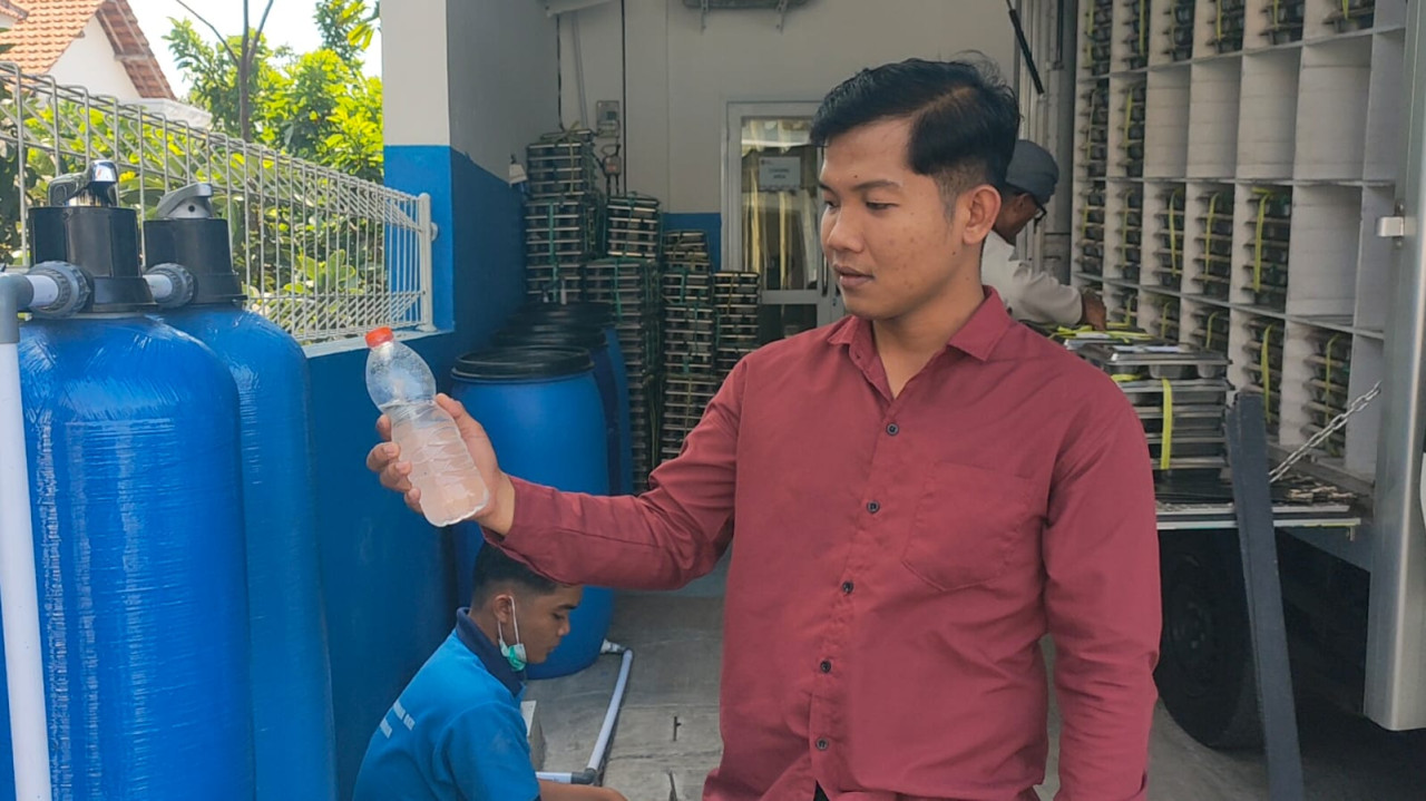 Wujud air hasil pengolahan limbah inovasi berbasis filtrasi di SPPG Sumberejo, Lamongan. (Foto: Adyad Ammy Iffansah/jatimnow.com)