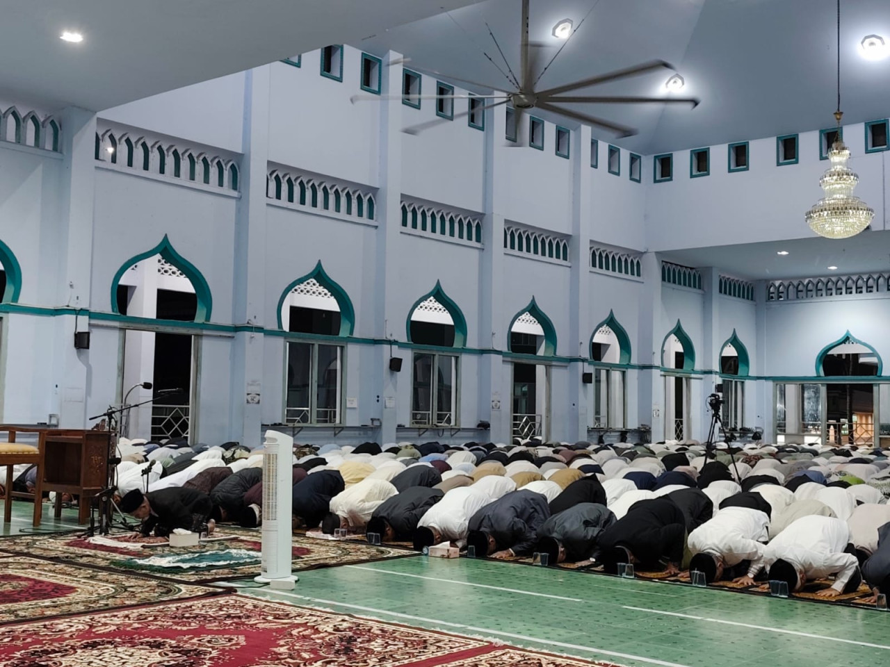 Seabad Gontor, Puluhan Ribu Alumni dan Santri Serentak Sujud Syukur di Masjid Jami PMDG (Foto: Humas Pondok Gontor for jatimnow.com)