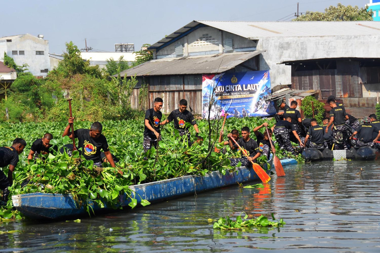Prajurit Marinir dan Warga Gotong Royong Bersihkan Sungai Rolak Surabaya