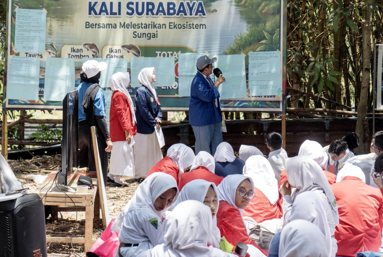 Puluhan siswa mengikuti kegiatan edukasi lingkungan di Ecoton Inspirasi, Dusun Krajan, Kecamatan Wringinanom, Kabupaten Gresik, Senin (21/9/2026). (Foto: Ecoton for jatimnow.com)