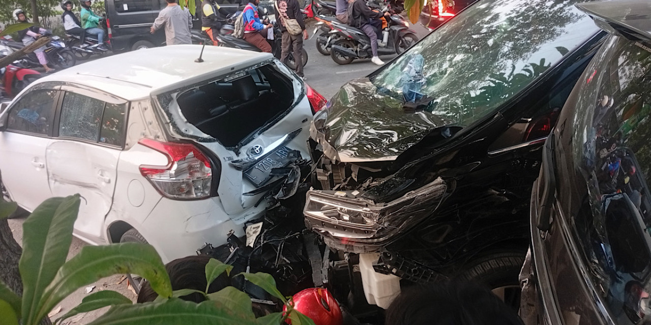 Alphard Tabrak Belasan Motor-Mobil di Menur Pumpungan Surabaya