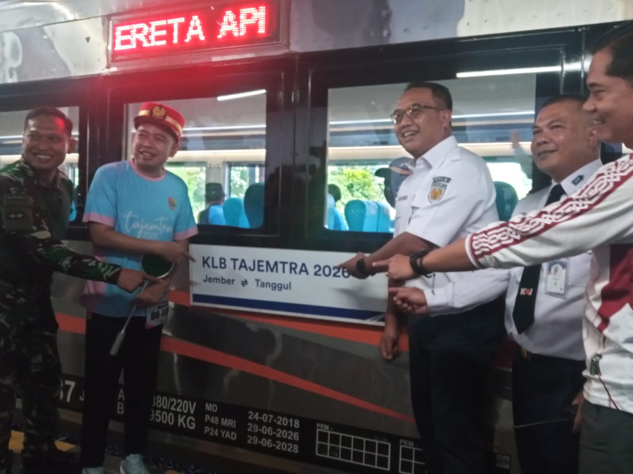 Foto: Bupati Jember Muhammad Fawait saat melepas peserta Tajemtra 2026 (Foto: Sugianto/jatimnow.com)