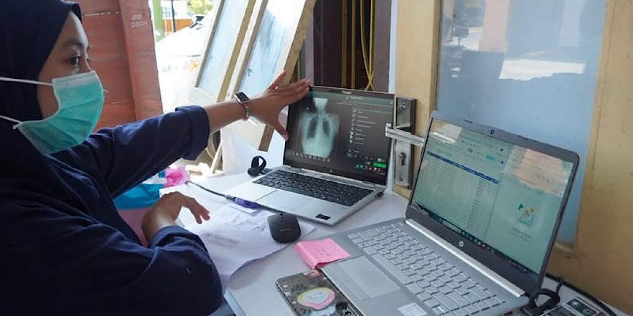 Pemerintah Kabupaten Kediri melalui Dinas Sosial berkolaborasi dengan Dinas Kesehatan menyalurkan bantuan sosial berupa paket sembako kepada 45 keluarga pasien Tuberkulosis (TBC) di Kecamatan Mojo. (Foto: Pemkab Kediri)