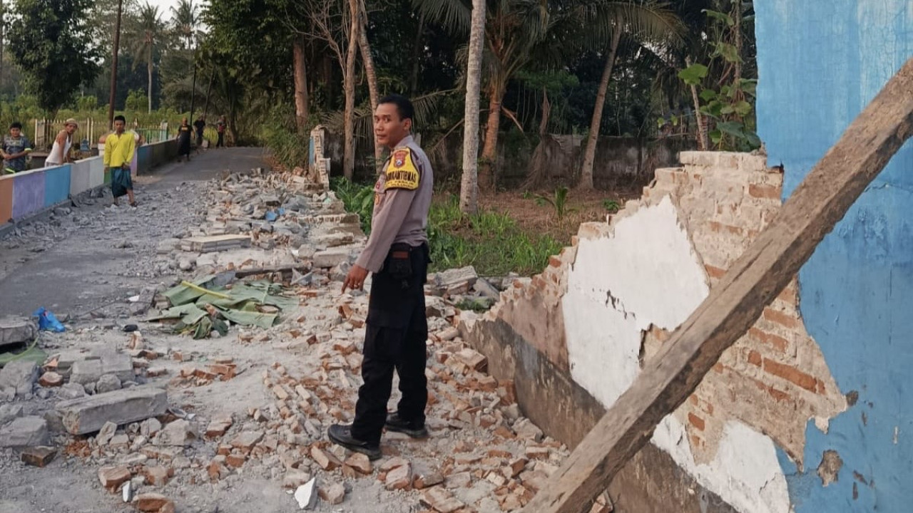 Anggota Polsek Wuluhan Jember saat melakukan olah TKP. (Foto: Handoko/jatimnow.com)