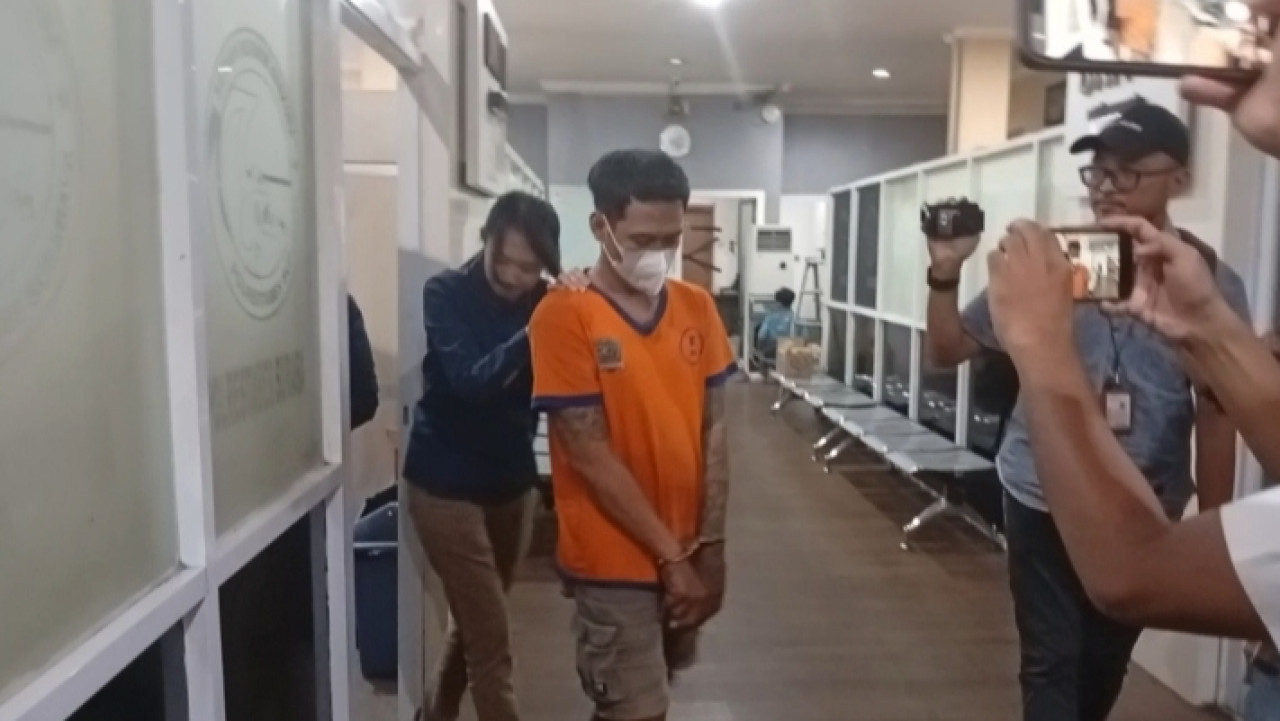 Pelaku pengedar narkoba  saat ditangkap Satresnarkoba Polrestabes Surabaya. (Foto: Sujianto/jatimnow.com)