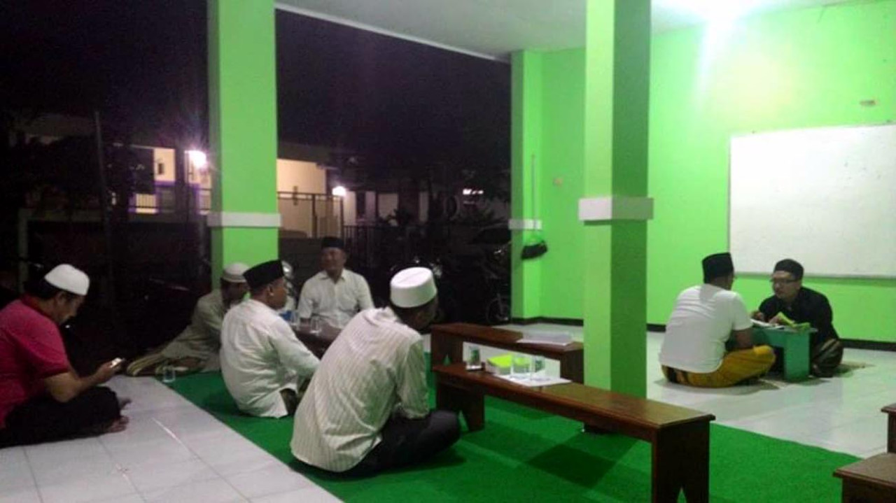 Program pembelajaran Alquran khusus untuk para pria dewasa ini diselenggarakan tiga kali dalam sepekan. (Foto: Sodik for jatimnow.com)