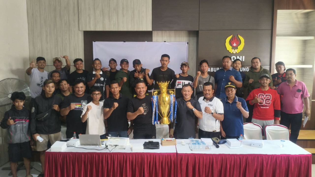 Trofi turnamen Shrimp Army Bupati Tulungagung Cup. (Foto: Bramanta/jatimnow.com)