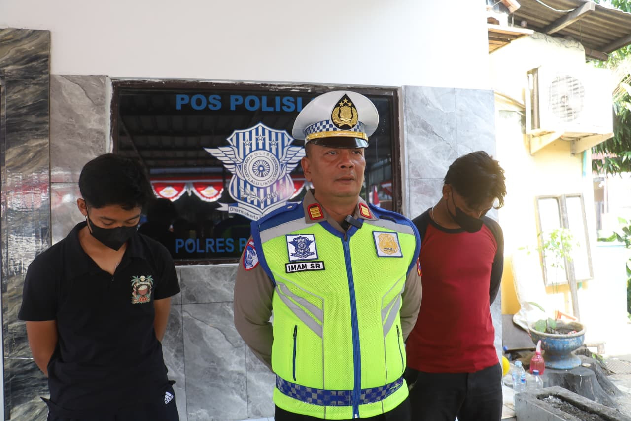 Satlantas Polres Pelabuhan Tanjung Perak sanksi sopir truk yang mengemudikan kendaraannya secara ugal-ugalan dari kawasan Jembatan Suramadu hingga Jalan Dupak. (Foto: Polres Pelabuhan Tanjung Perak/jatimnow.com)
