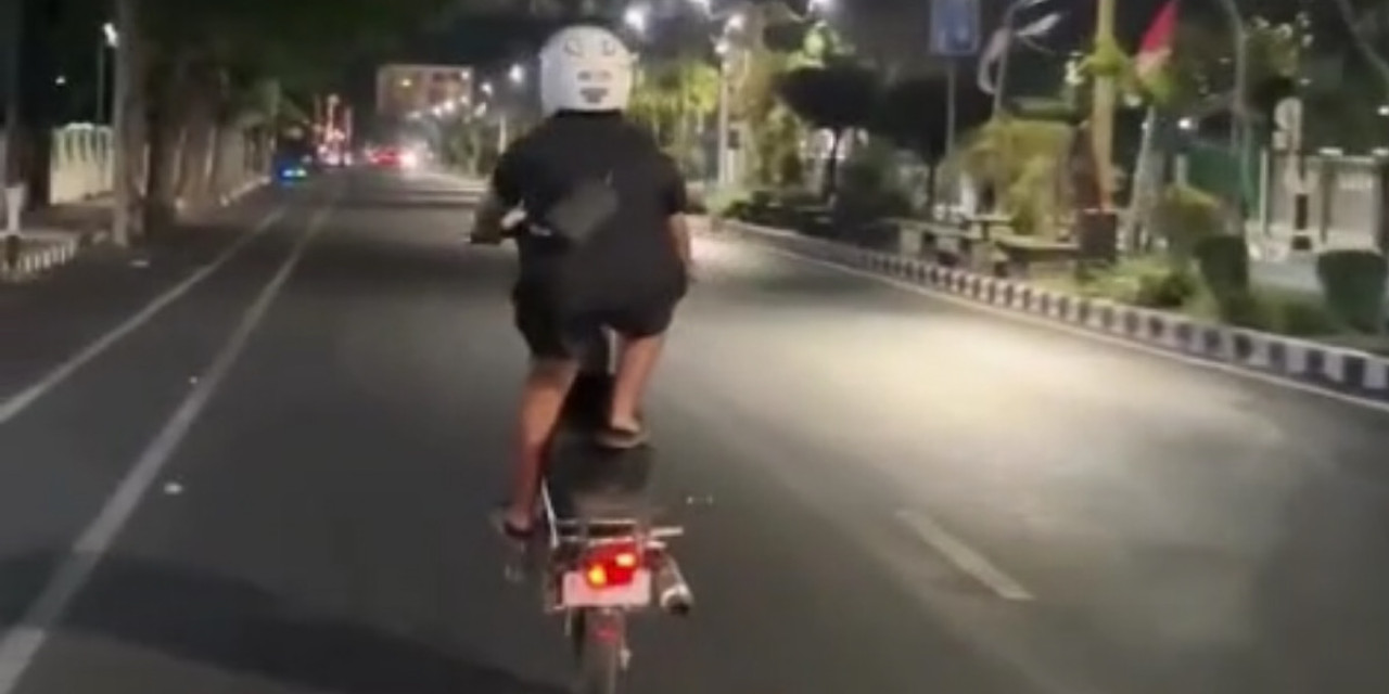 Rekaman aksi freestyle dan ugal-ugalan di jalan raya Kota Probolinggo. (Tangkapan layar video viral)