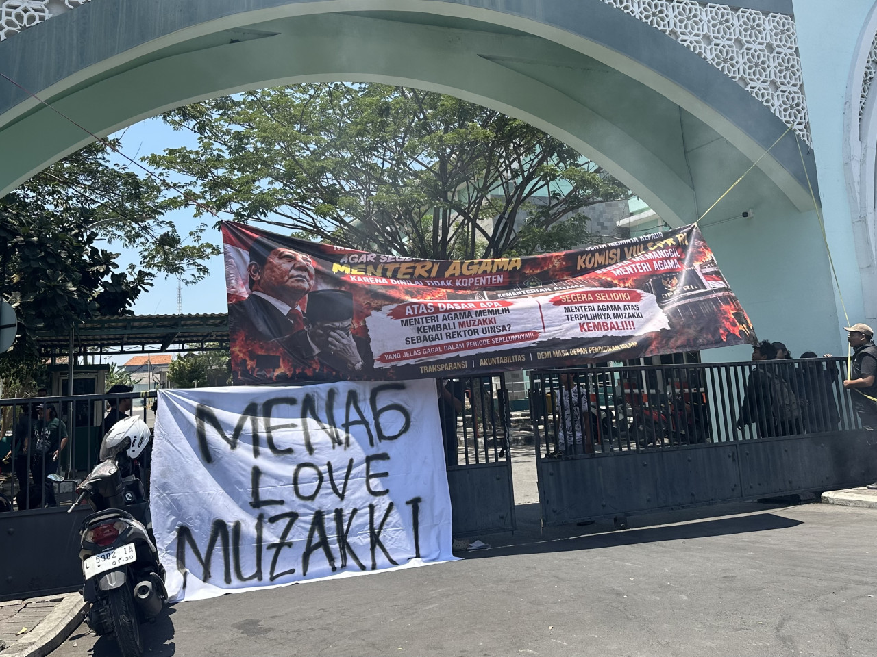 Penyegelean gerbang utama kampus uinsa A. Yani dengan tulisan Menag Love muzzaki. (Foto: Fatkur rizki/jatimnow.com)
