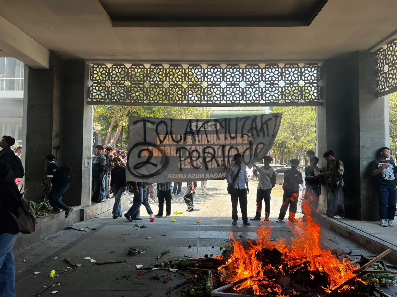 Aksi demo yang dilakukan mahasiswa UINSA. (Foto: Hari for jatimnow.com)