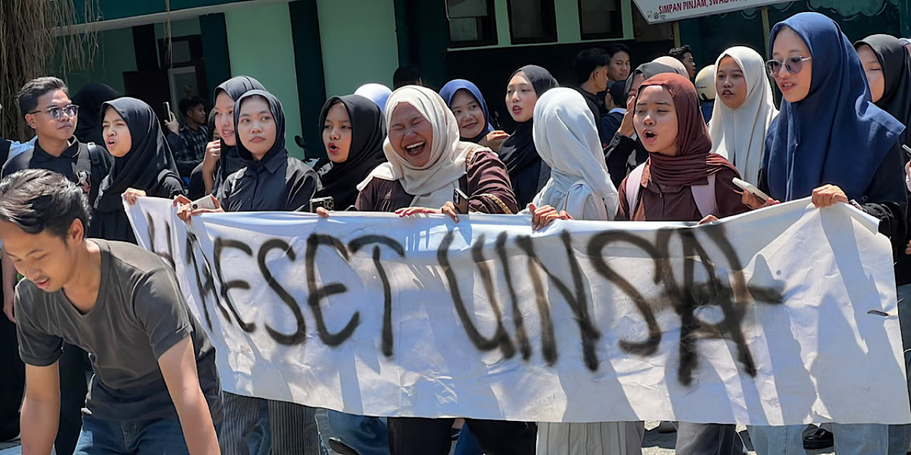 Mahasiswa UINSA menolak Rektor Akh. Muzzaki 2 periode (Foto: Fatkhur Rizky/jatimnow.com)