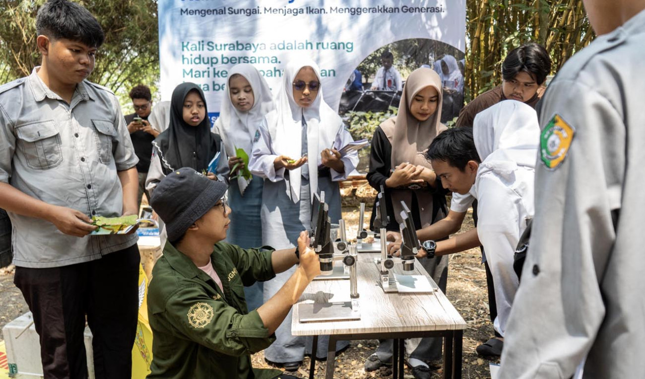 Sejumlah pelajar melakukan pengujian kualitas air secara langsung dalam rangkaian hari ketiga Kali Surabaya Fest 2026 di Taman Suaka Ikan, Surabaya, Rabu (23/9/2026). (Foto: Ecoton for jatimnow.com)