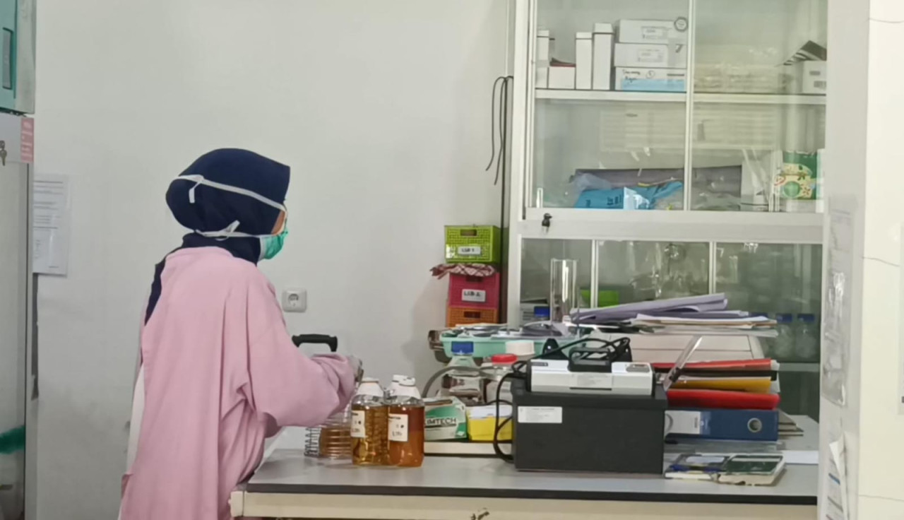 Labkesmas Uji Sampel Makanan, Pakcoi dan Muntahan Korban Keracunan MBG di Sidoarjo