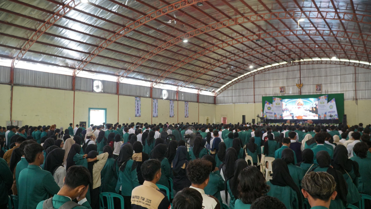 Ribuan mahasiswa Unisda Lamongan saat mengikuti kuliah umum, “Menjadi Penggerak Perubahan: Memberdayakan Inovator Muda untuk Indonesia yang Cerdas, Berkelanjutan, dan Inklusif”. (Foto : Adyad Ammy Iffansah/jatimnow.com).